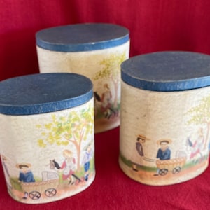 Cajas de cartón para guardar cosas. Conjunto de tres imágenes de niños jugando. Decoración vintage para habitación infantil. Años 50.