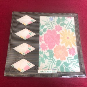 Estilo Damasco Pintado a mano Patrón Floral Mantel y Servilletas Sin Abrir en Caja Original.