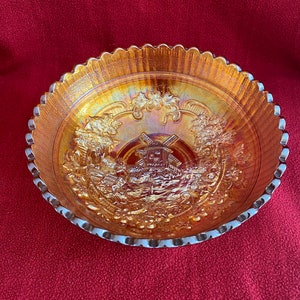 Peut inclure: Un bol en verre ambré vintage avec un motif de moulin à vent et d'arbres. Le bol a un bord festonné et une bordure argentée.