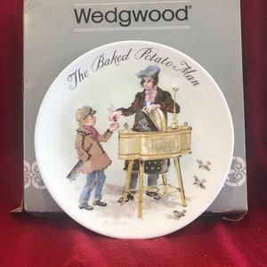 Wedgwood John Finnie&#39;s The Street Sellers of London Series The Baked Potato Man Plate No 6494E Bradex 26-W90-10.1 Diameter 8.5&quot; 1985