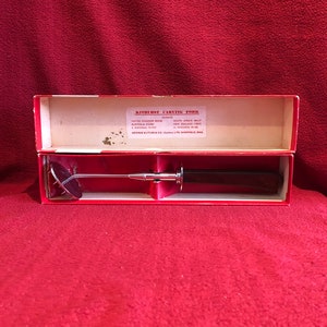 Butlers Sheffield England The Kithurst Carving Fork com 26 cm de comprimento e 5 cm na cabeça. Por volta de 1960