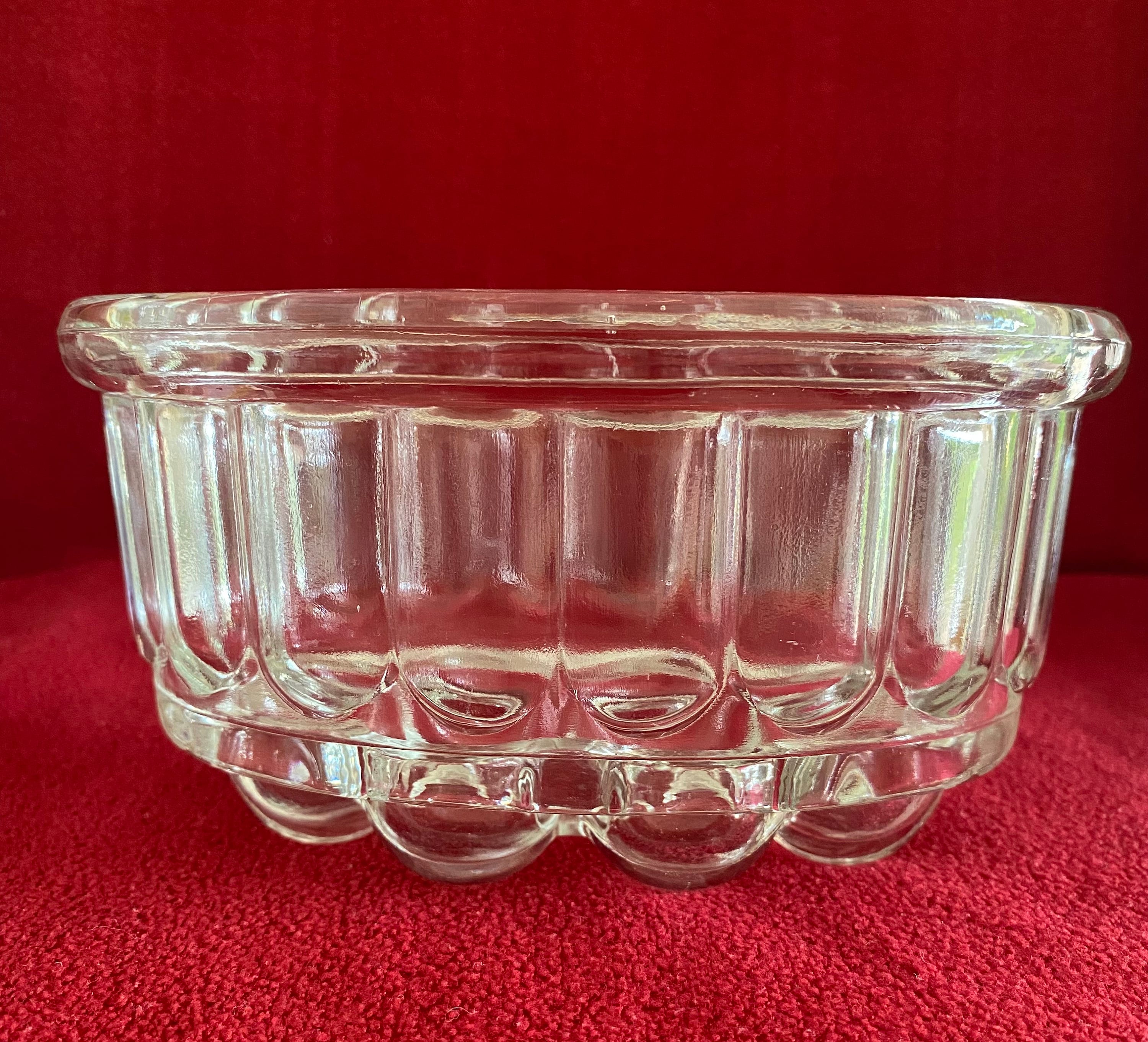 Moule à gelée ovale en verre pressé des années 1950 - France