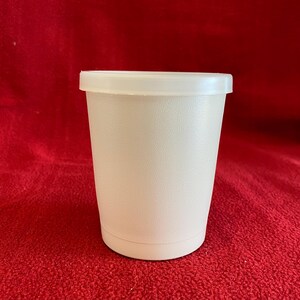 Tupperware Becher, Saftbecher mit Deckel. #1251 Ivory mit klarem Deckel. Hergestellt in Großbritannien. 1980er Jahre