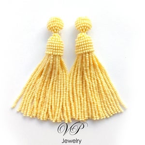 Pendientes de clip con borlas de color amarillo limón al estilo de Oscar de la Renta