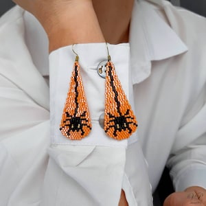 Pendientes colgantes hechos a mano con cuentas y estampado de araña naranja y negra - Regalo único de joyería de Halloween