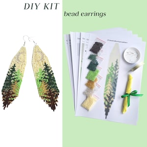 Può includere: Kit fai-da-te per orecchini a perline con istruzioni e perline di vari colori, tra cui verde, marrone e bianco. Il kit include uno schema per la creazione degli orecchini, che presentano una scena di bosco.