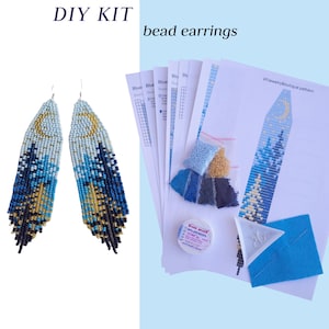Puede incluir: Kit de bricolaje para pendientes de cuentas con instrucciones, cuentas e hilo. Los pendientes tienen un diseño azul, blanco y dorado con una luna creciente y pinos.