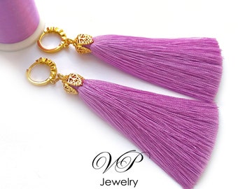 Boucles d’oreilles à pampilles en soie lilas avec fermeture dorée Boucles d’oreilles Duster d’épaule Boucles d’oreilles de déclaration