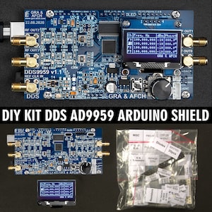 Könnte beinhalten: Ein blaues Arduino-Shield-Kit für den AD9959 DDS-Chip. Das Kit enthält eine blaue Leiterplatte mit einem kleinen OLED-Display, drei RF-Ausgängen und einem Drehgeber. Das Kit enthält auch eine Tüte mit Komponenten, darunter Widerstände, Dioden, Transistoren und einen Atmega 328P-Mikrocontroller.
