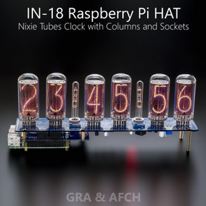 Puede incluir: Un reloj Raspberry Pi HAT con seis tubos Nixie que muestran la hora como 23:45:56. El reloj está montado en una placa de circuito azul con separadores dorados. El texto "IN-18 Raspberry Pi HAT" y "Nixie Tubes Clock with Columns and Sockets" está impreso en la parte superior de la imagen. El texto "GRA & AFCH" está impreso en la parte inferior de la imagen.