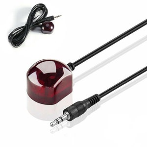 Pode incluir: Um receptor infravermelho preto com uma lente vermelha e uma tomada de áudio de 3,5 mm. O receptor está conectado a um cabo preto.