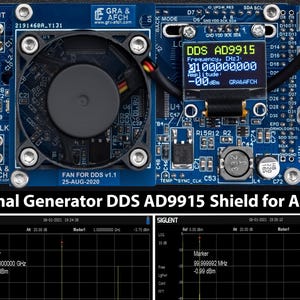 Könnte beinhalten: Ein blauer Arduino-Shield mit einem kleinen Lüfter, einem digitalen Display, das "DDS AD9915" und "Frequency, [Hz]: 100,000,000" anzeigt, und dem Text "RF Signal Generator DDS AD9915 Shield for Arduino".