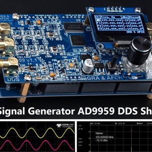 Könnte beinhalten: Eine blaue Leiterplatte mit goldenen Steckverbindern und einem kleinen LCD-Bildschirm, der Frequenz und Leistungspegel anzeigt. Die Platine ist mit "RF Signal Generator AD9959 DDS Shield" beschriftet.