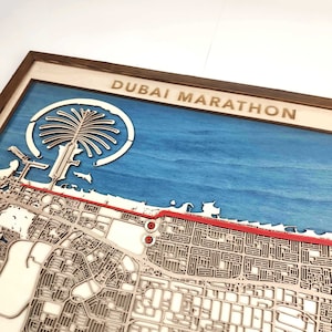 Houten kaart marathon Dubai: 3D-lasergesneden houten kaart