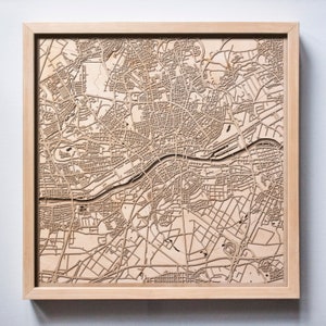 Frankfurt Hölzerne Karte - Lasergeschnittene Holzstraßen Stadtplan 3D gerahmt Minimal Minimalistische Wandkunst - Geburtstag Jahrestag Weihnachtshochzeitsgeschenk