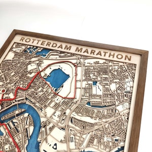 Houten kaart marathon Rotterdam - 3D lasergesneden houten kaart