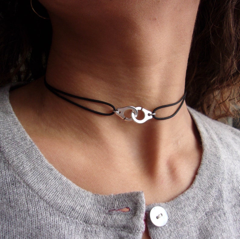 Collier Noir Ras Du Cou Signification Collier Ras de Cou Menotte Argenté et Cordon Noir Réglable | Etsy