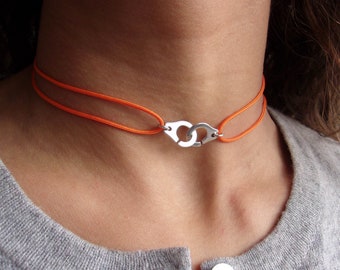 Collier Ras de Cou Menotte Argenté et Cordon Orange