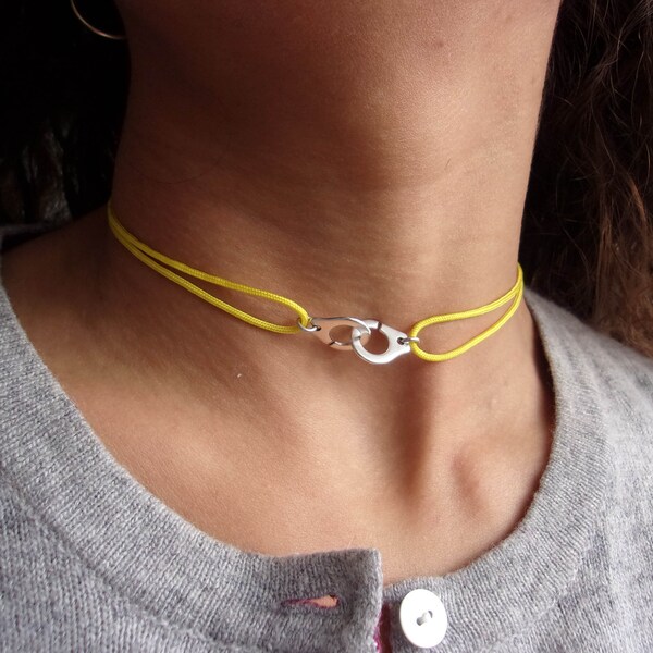 Collier Ras de Cou Menotte Argenté Cordon Jaune