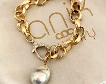 Gold Link & Baroque Pearl charm Bracelet