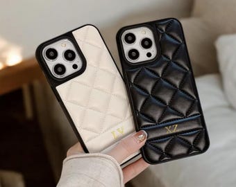 Funda acolchada de lujo personalizada de piel vegana con inicial dorada para iPhone 17 16 15, iPhone 14 13 12 11 Pro Max. Regalo personalizado con monograma para ella.