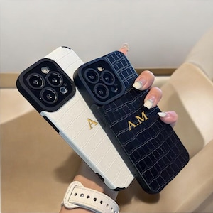 Gepersonaliseerde initialen veganistisch krokodillenleer iPhone-hoesje voor iPhone 16 15 14 13 12 11 Pro Max Plus aangepast monogram cadeau voor haar hem bruidsmeisjes
