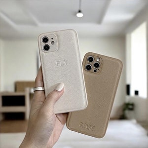 パーソナライズされたゴールドイニシャルレザー電話ケース iPhone 16 15 iPhone 14 13 12 11 Pro Max カスタムモノグラムエンボス彫刻ケース 彼女へのギフト