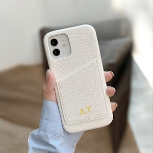 Coque pour iPhone 16 15 avec initiales en relief personnalisées monogramme personnalisé nom en cuir grainé porte-cartes portefeuille pour iPhone 14 13 12 11 Pro Max cadeau