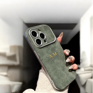 パーソナライズされたイニシャルスエードレザー耐衝撃iPhone iPhone 16 15 14 13 12 11 Pro Max、カスタムモノグラムエンボス加工電話ケース彼女彼へのギフト