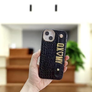 Luxus Personalisierte Gold Buchstaben 3D Geprägtes Monogramm Benutzerdefinierte Name Kroko Lederband iPhone 16 15 14 13 12 11 Pro Max individuelles Geschenk für sie