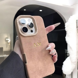 Funda de gamuza personalizada para iPhone 16, 15, 14, 13 Pro Max, con iniciales grabadas, monograma de cuero, a prueba de golpes, idea de regalo para ella