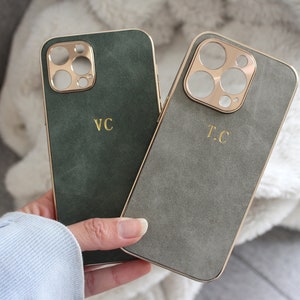 iPhone 16e 15 14 13 12 11 Pro Max用パーソナライズスエードiPhoneケースイニシャル彫刻電話ケース彼女へのギフトアイデアモノグラムPUカスタムケース