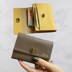 Porte-cartes de crédit personnalisé en cuir avec monogramme personnalisé, porte-cartes en cuir à deux volets, cadeau de demoiselle d'honneur, cadeau pour lui et elle