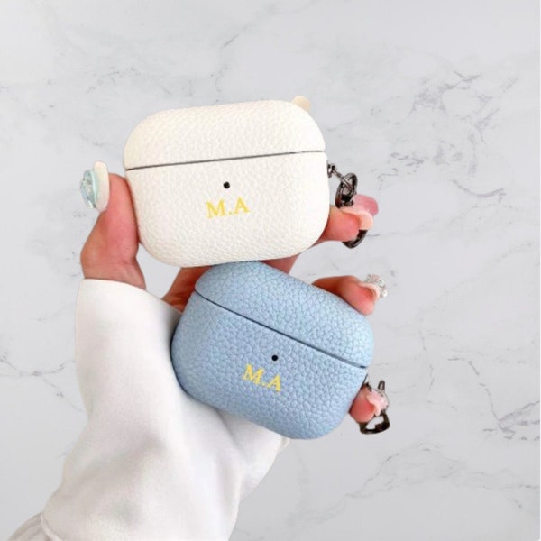 Etui pour Airpod en cuir galet pastel personnalisé avec initiales gravées monogramme | Coque AirPod 3 personnalisée | Idée cadeau pour lui son Airpod Pro 2