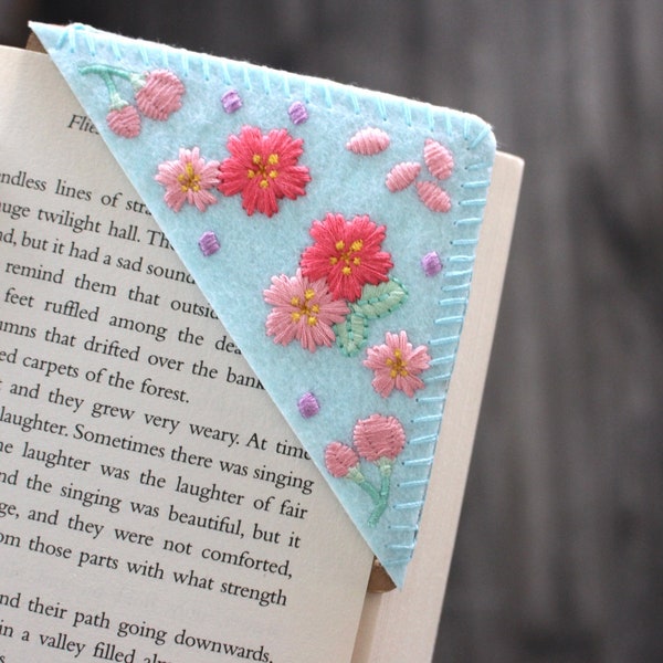 Cute Embroidered Cherry Blossom Flower Corner Bookmark|Pretty Sakura Floral Book Corner|Hand Stitched Felt Triangle Bookmark Clip Booklover