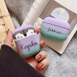 Aangepaste cursieve naam Ombré Airpod 4 hoesje | Gepersonaliseerde naam initialen gekleurd verloop Airpod Pro-hoesje | Hardplastic Apple Airpod 3-houder