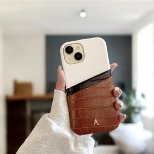 Delicada funda de piel de cocodrilo para iPhone 16, 15, 14, 13 Pro Max, tarjetero, fundas de teléfono personalizadas, monograma inicial en relieve, regalo para ella