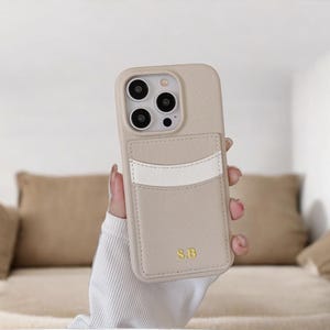 Initiales dorées personnalisées pour prénom en cuir pour iPhone 16 15 14 13 12 11 Pro Max avec porte-cartes en relief, cadeau de demoiselle d'honneur pour elle