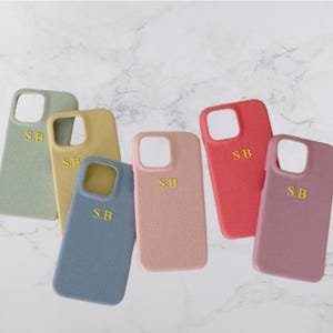 Gepersonaliseerde gouden initiaal pastel kiezelleer aangepaste monogram reliëf telefoonhoes iPhone 15 iPhone 14 13 12 11 Pro Max Plus cadeau voor haar