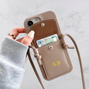 Gepersonaliseerde lederen crossbody telefoonhoesje iPhone 15 iPhone 14 13 12 11 Pro Max aangepaste reliëf eerste kaarthouder met riem cadeau voor haar