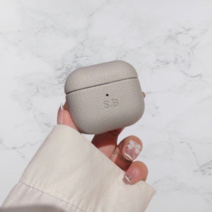 Gepersonaliseerde, gegraveerde initialen monogram kiezelleren Airpod-hoesje| Op maat gemaakte AirPod 3-hoes | Cadeau-idee voor hem Haar Airpod Pro 2