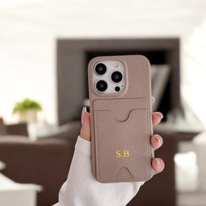 Gepersonaliseerde iPhone-hoesje met kaarthouder voor iPhone 15 14 13 Pro Max portemonnee initiaal reliëf monogram gegraveerd, aangepast cadeau voor haar hem