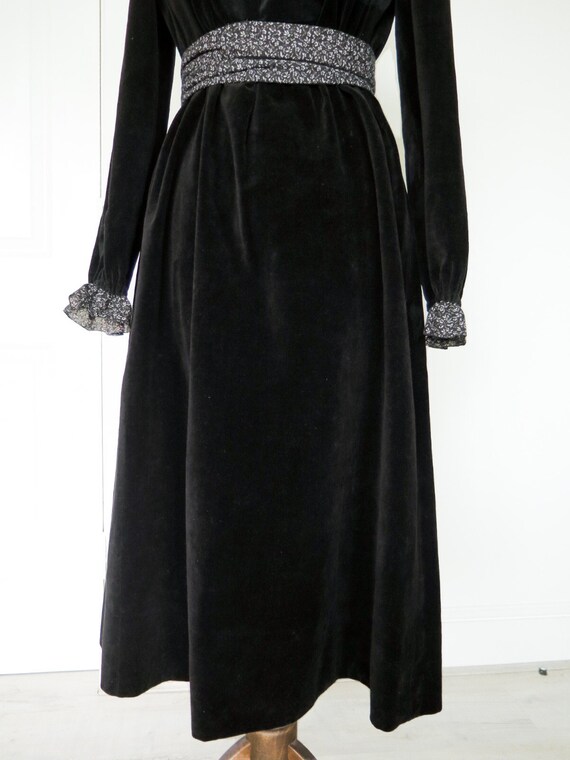 AMAZING RARE BLACK Velvet Vintage High Neck Belte… - image 9