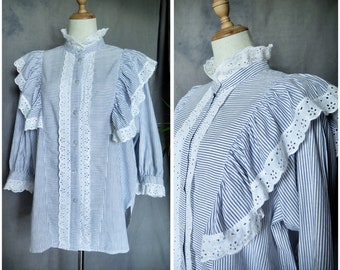 40/42; L; Oversized Cottagecore Folk Prairie 80s Embroidered Crochet Frilled White Blue Ruffle High Neck Striped Cotton Shirt Blouse