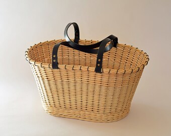 Shopping basket in white wicker and black leather