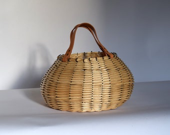 Panier en osier blanc, forme organique ronde