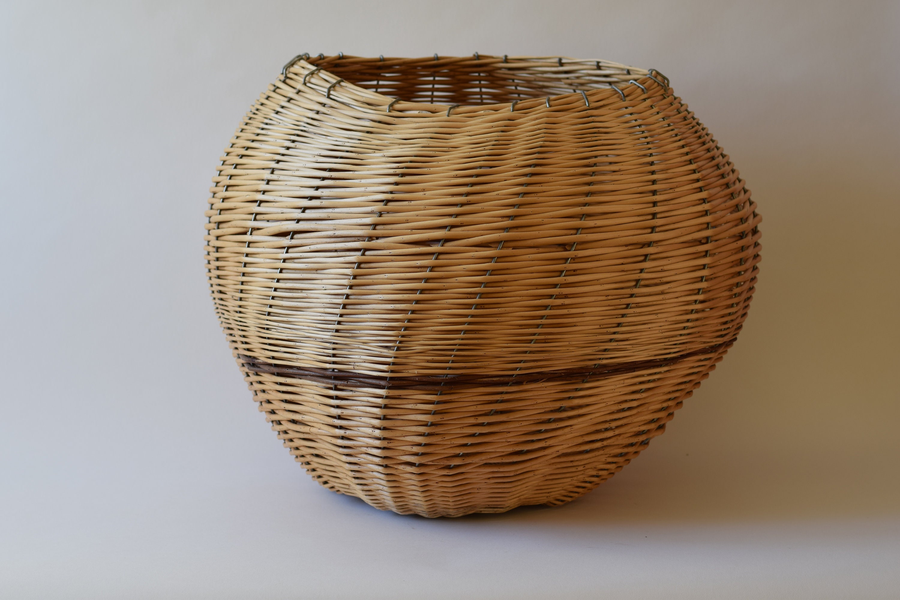 Grande Corbeille de Rangement Forme Ondulante en Osier