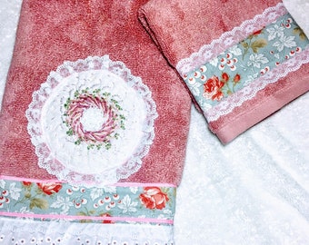 Dekorative Badezimmerhandtücher, Handstickmuster, Stoffstreifen mit Spitzenrand. Das Set beinhaltet 1 Handtücher & 1 Waschlappen.