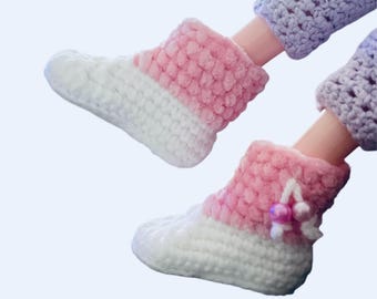 Smart dolls BJD 24 ”( 60 cm) Slip on Crochet Ankle Booties / Schuhe mit weißen und rosa Garn gehäkelt.  Perlen zur Verschönerung Handmade