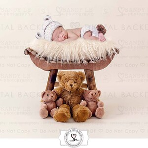 Fondo digital recién nacido - Banco de madera natural curvado con osos de peluche compuesto de fondo